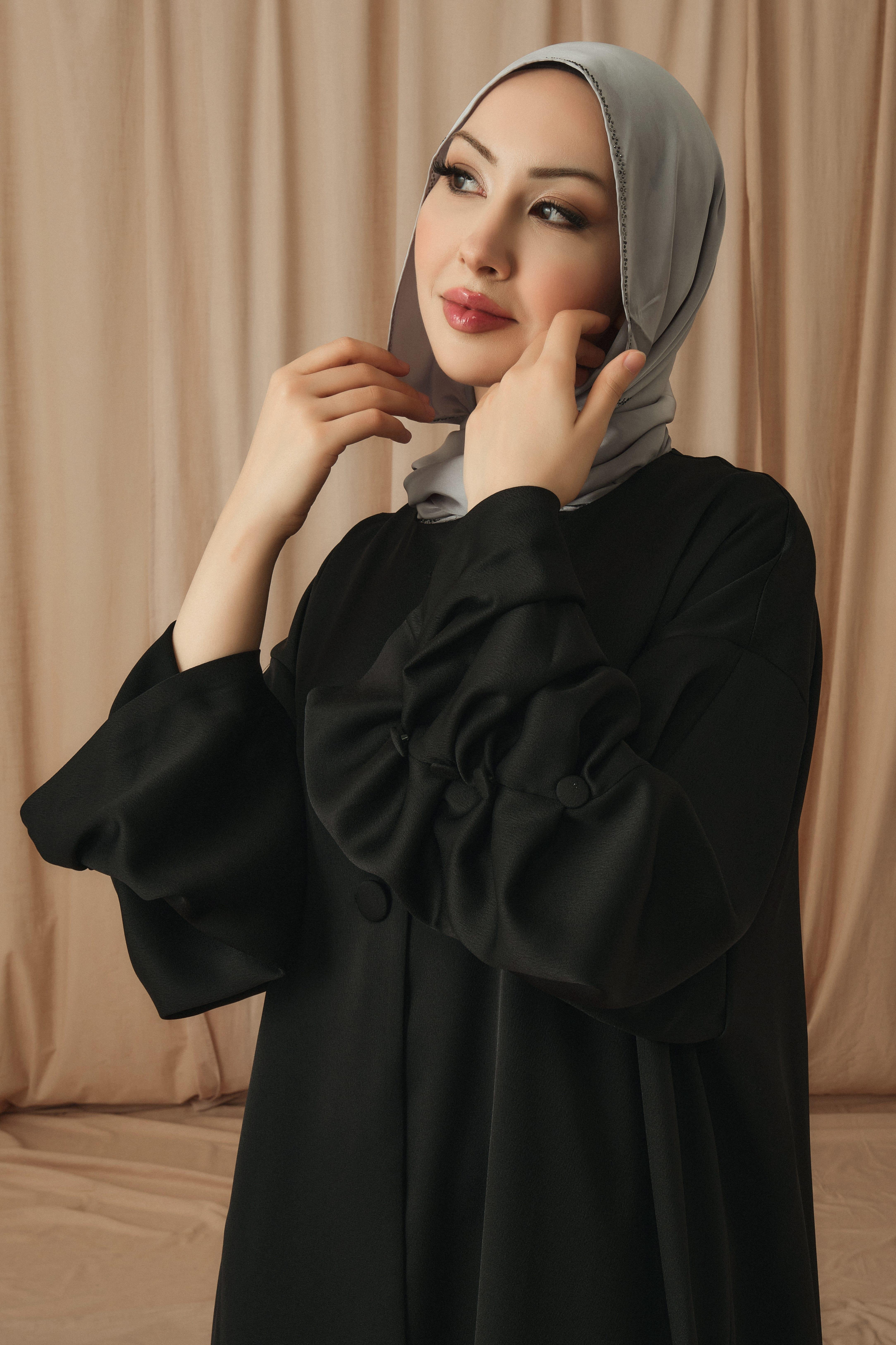 SATIN RUCHED DETAIL ABAYA-BLACK