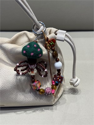 Boncuk Charm Detaylı Büzgülü Süet Çanta Bej