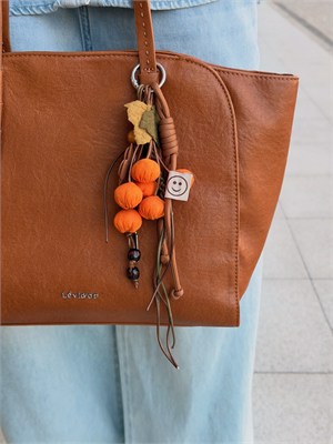 Charm Detaylı Tote Çanta Taba