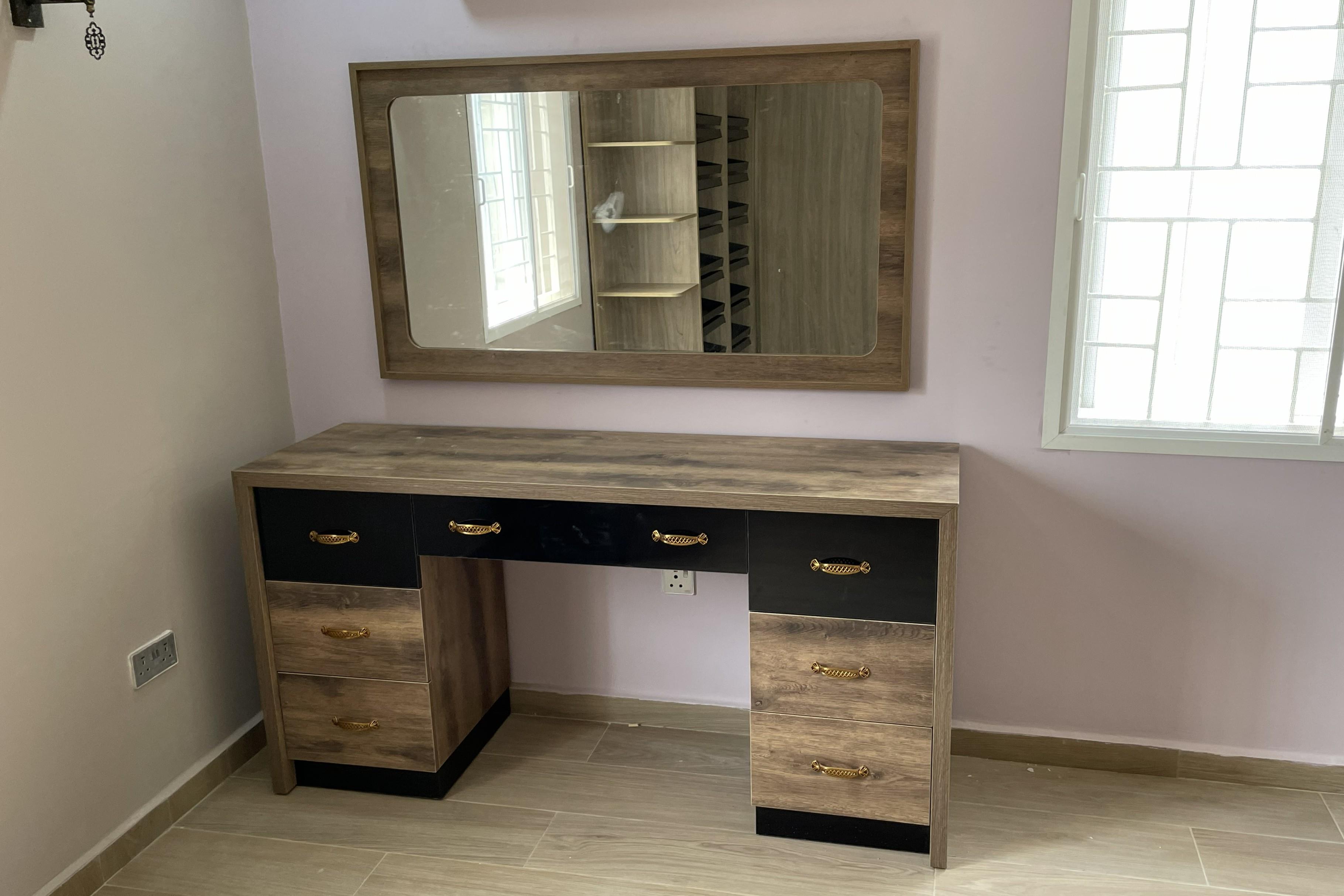 BASITAT 165 MAKE-UP TABLE