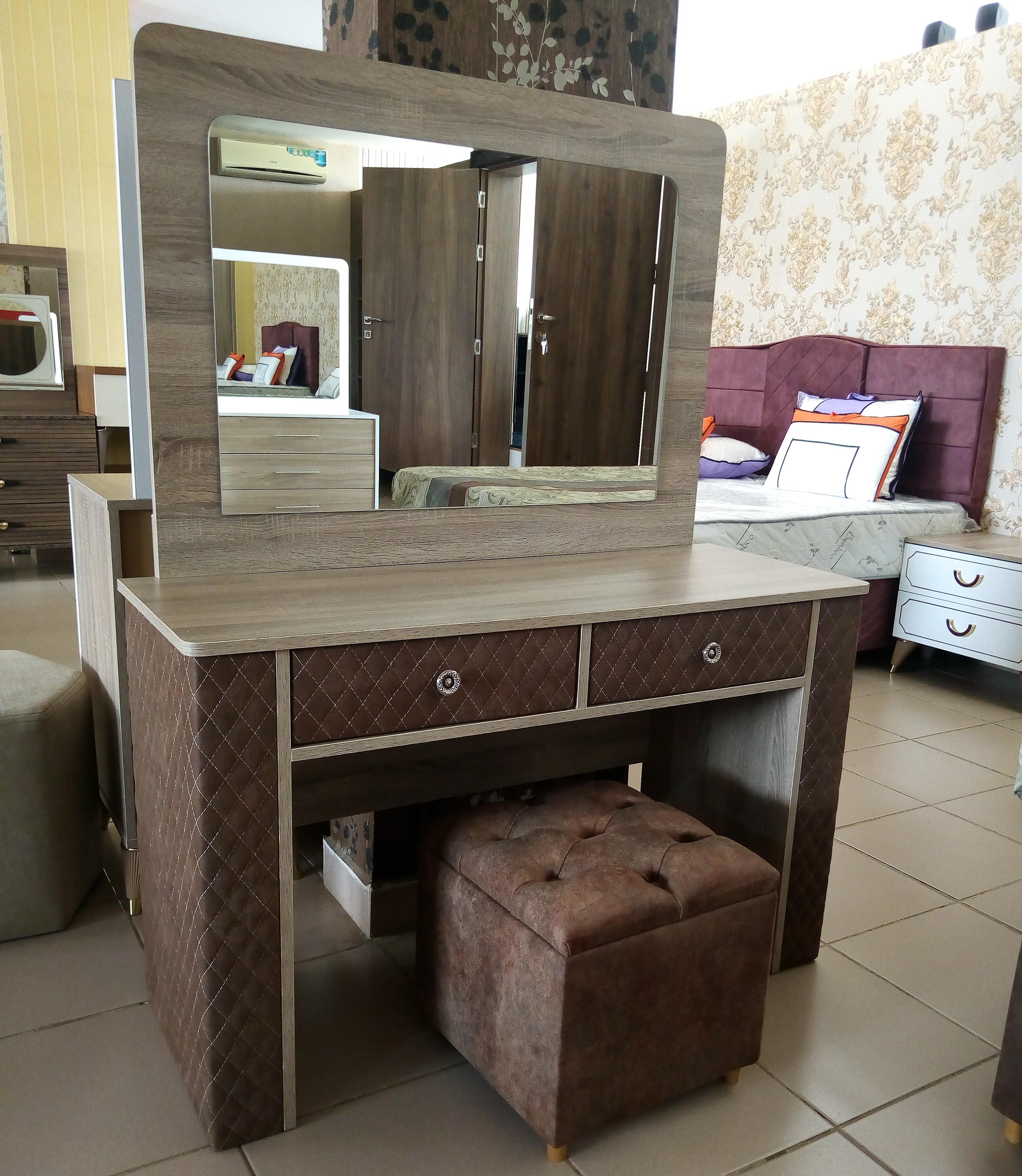 DOGA QUILTED MAKE-UP TABLE