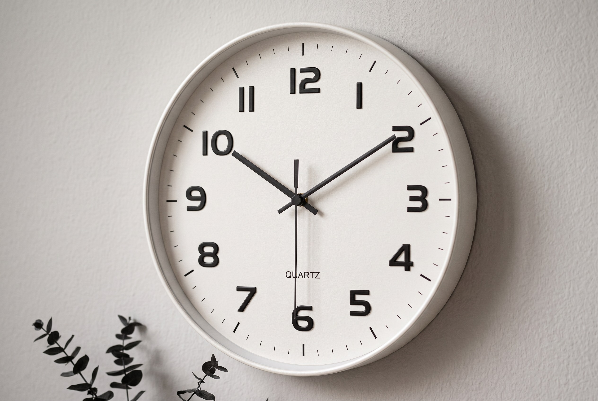 MODERN ROUND WALL CLOCK WHITE