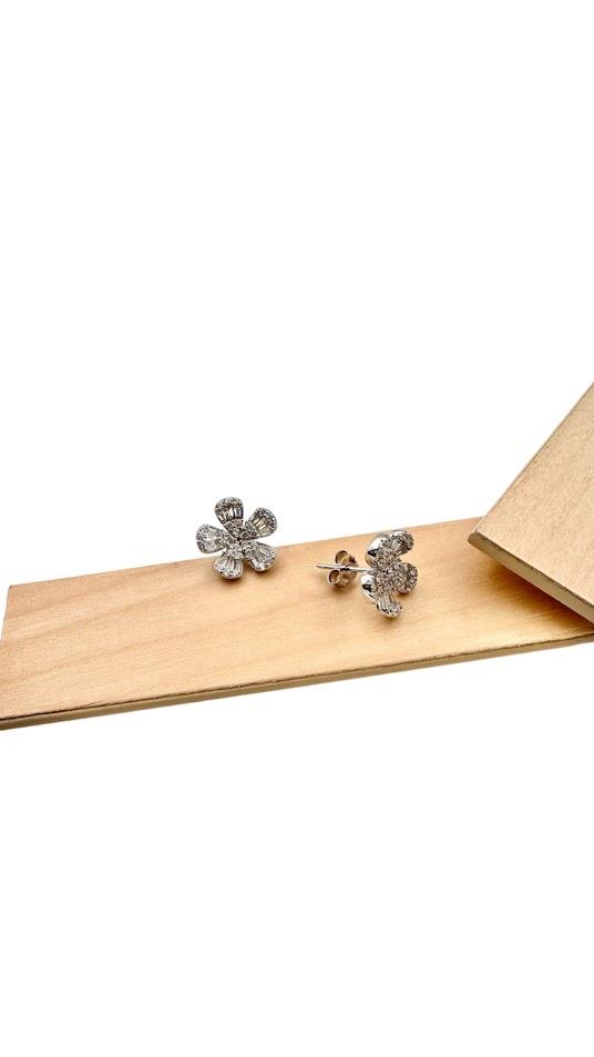 BAGET TAŞ ÇİÇEK MODEL GÜMÜŞ KÜPE