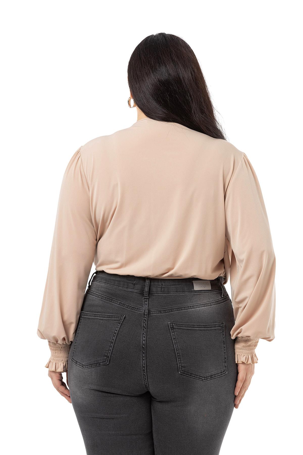 Büyük Beden Kruvaze Kol Ağzı Lastik Gipe Detaylı Çıtçıtlı Bej Rengi Bluz