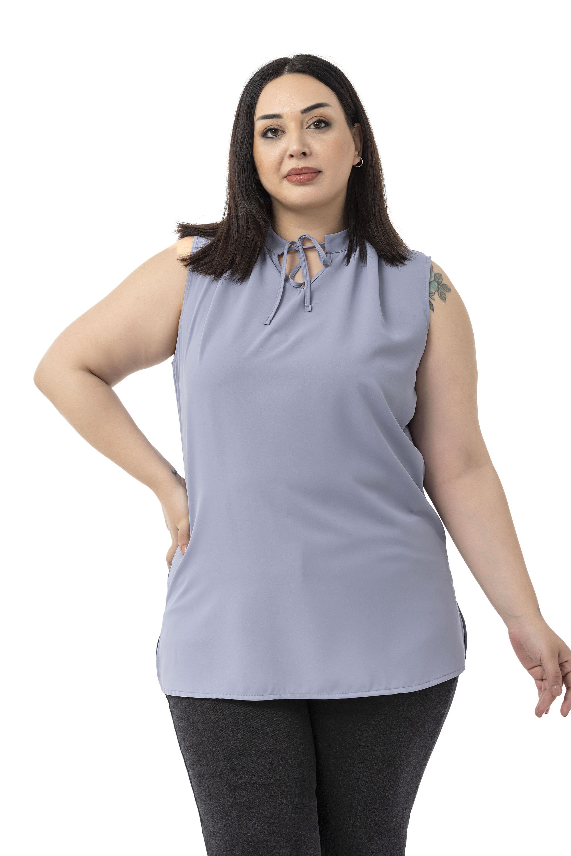 Büyük Beden Yakası Bağlamalı Dik Yaka Yanı Yırtmaçlı Dökümlü Kolsuz Gri Bluz