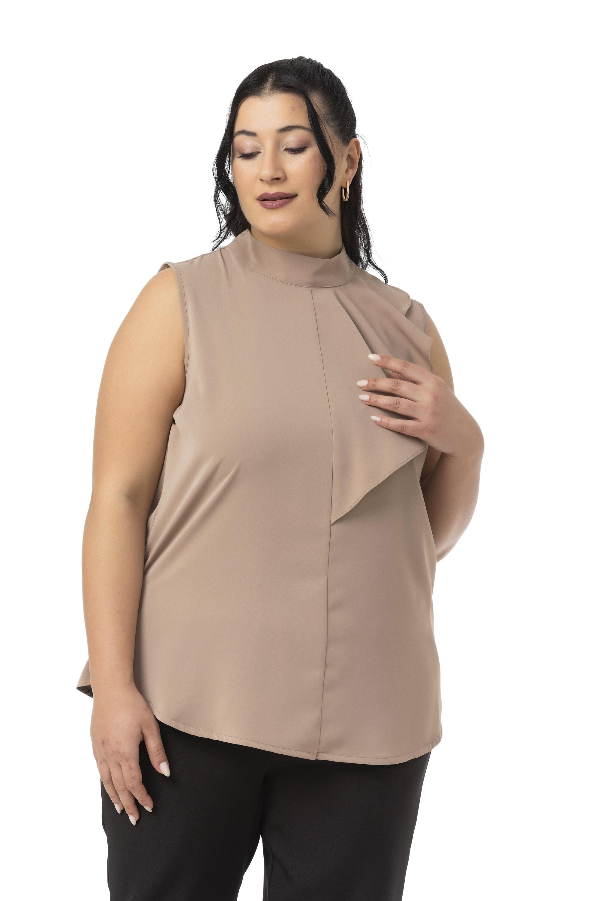 Büyük Beden Yarım Dik Yaka Asimetrik Volanlı Kolsuz Vizon Bluz