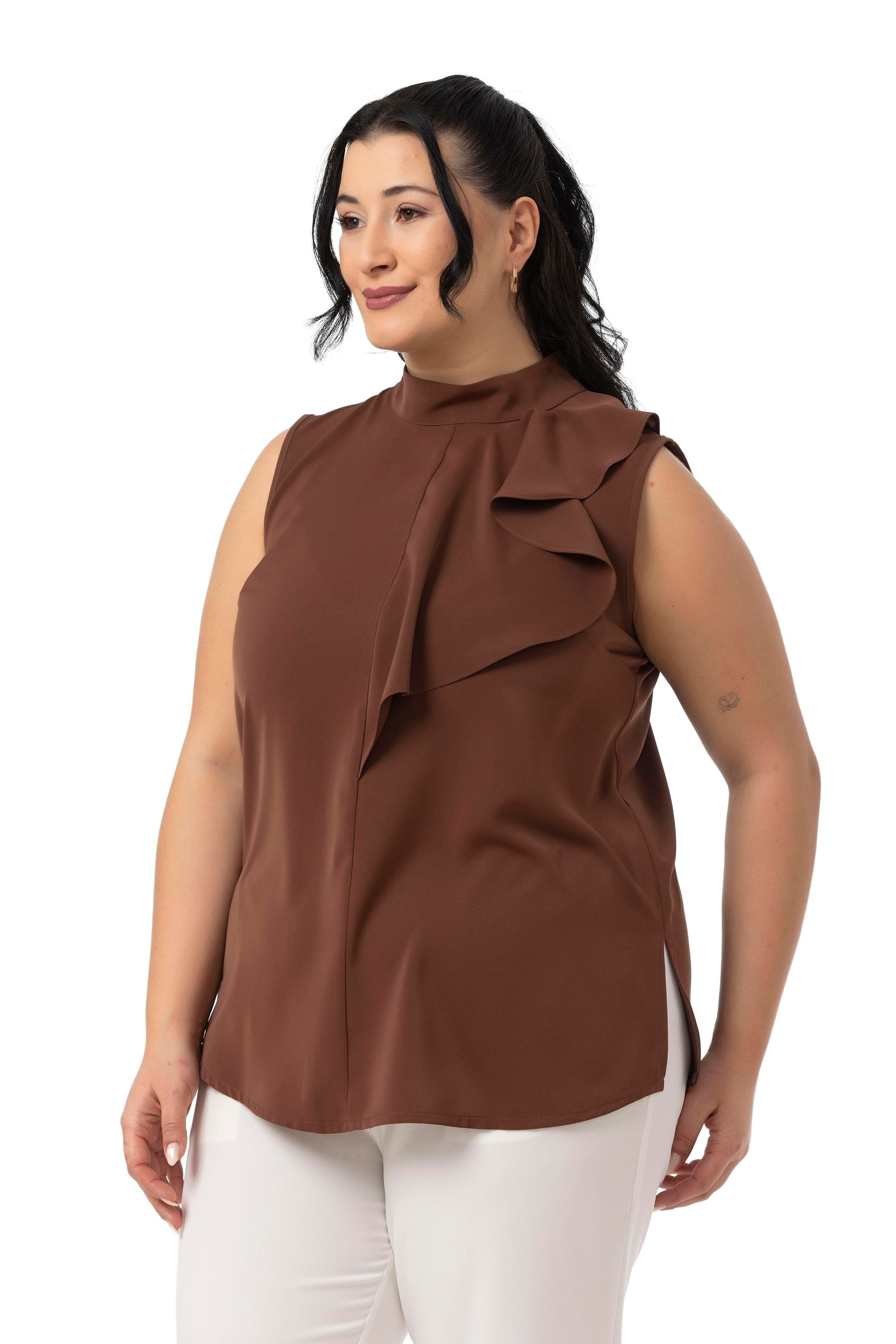 Büyük Beden Yarım Dik Yaka Asimetrik Volanlı Kolsuz Kahverengi Bluz