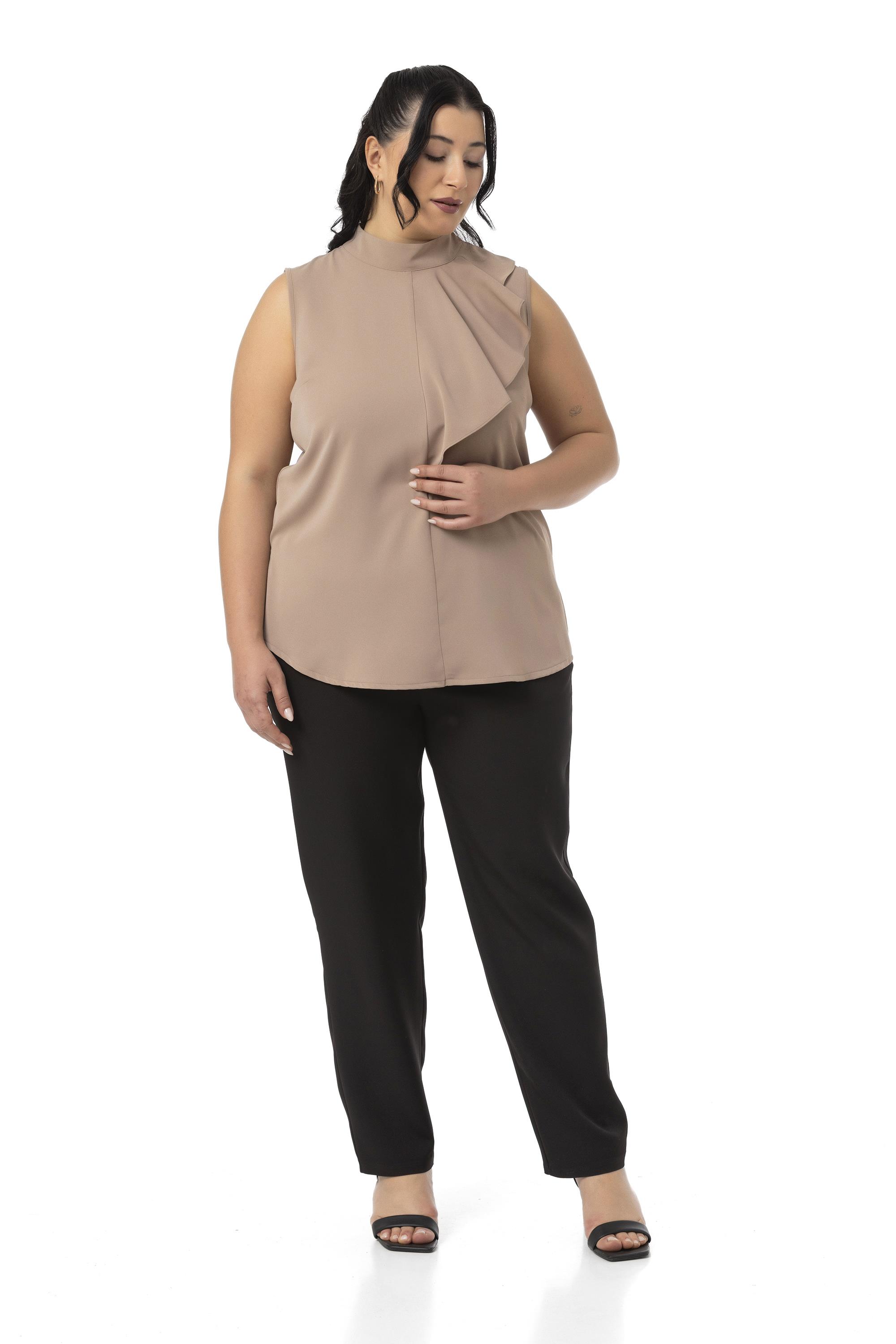 Büyük Beden Yarım Dik Yaka Asimetrik Volanlı Kolsuz Vizon Bluz