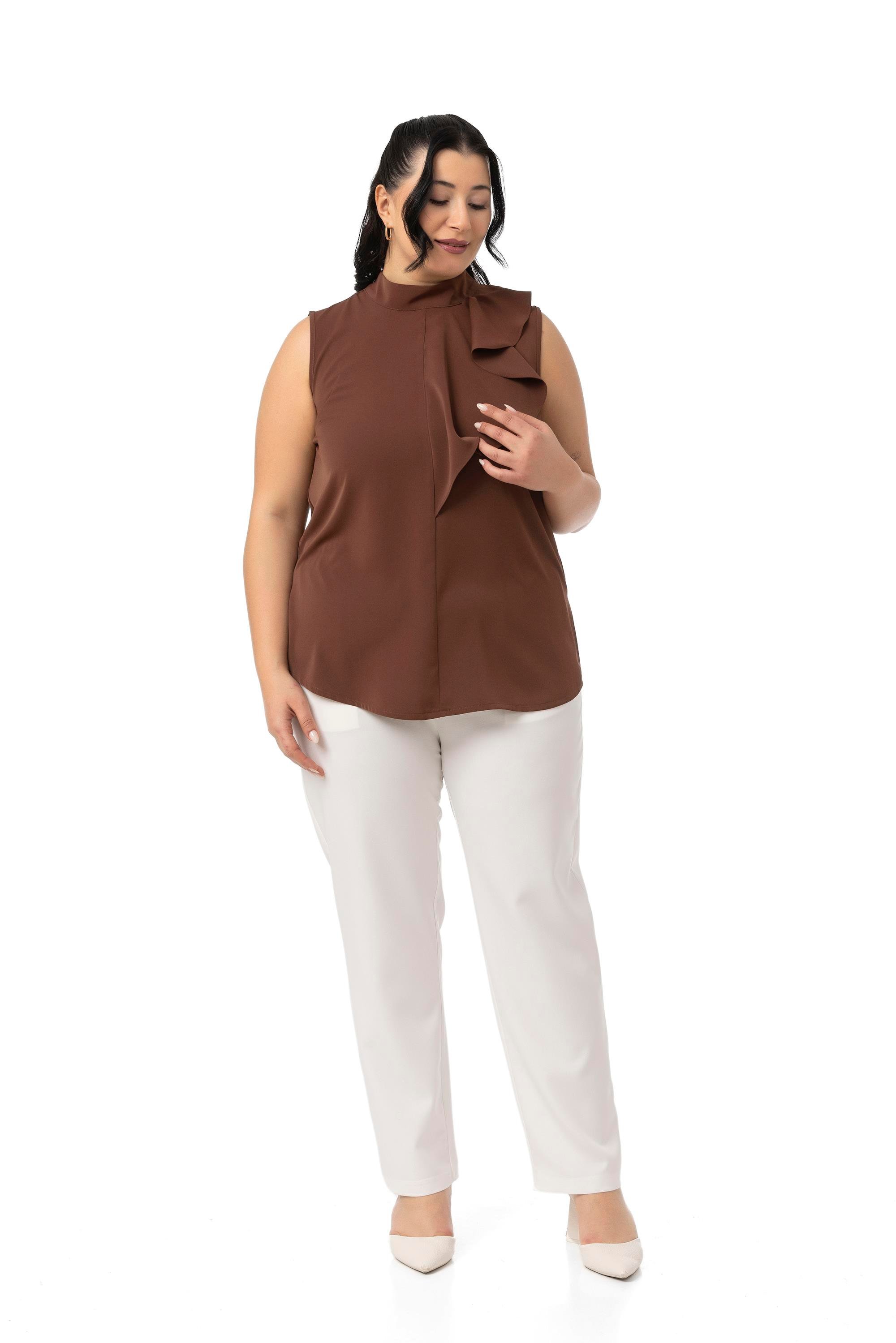 Büyük Beden Yarım Dik Yaka Asimetrik Volanlı Kolsuz Kahverengi Bluz