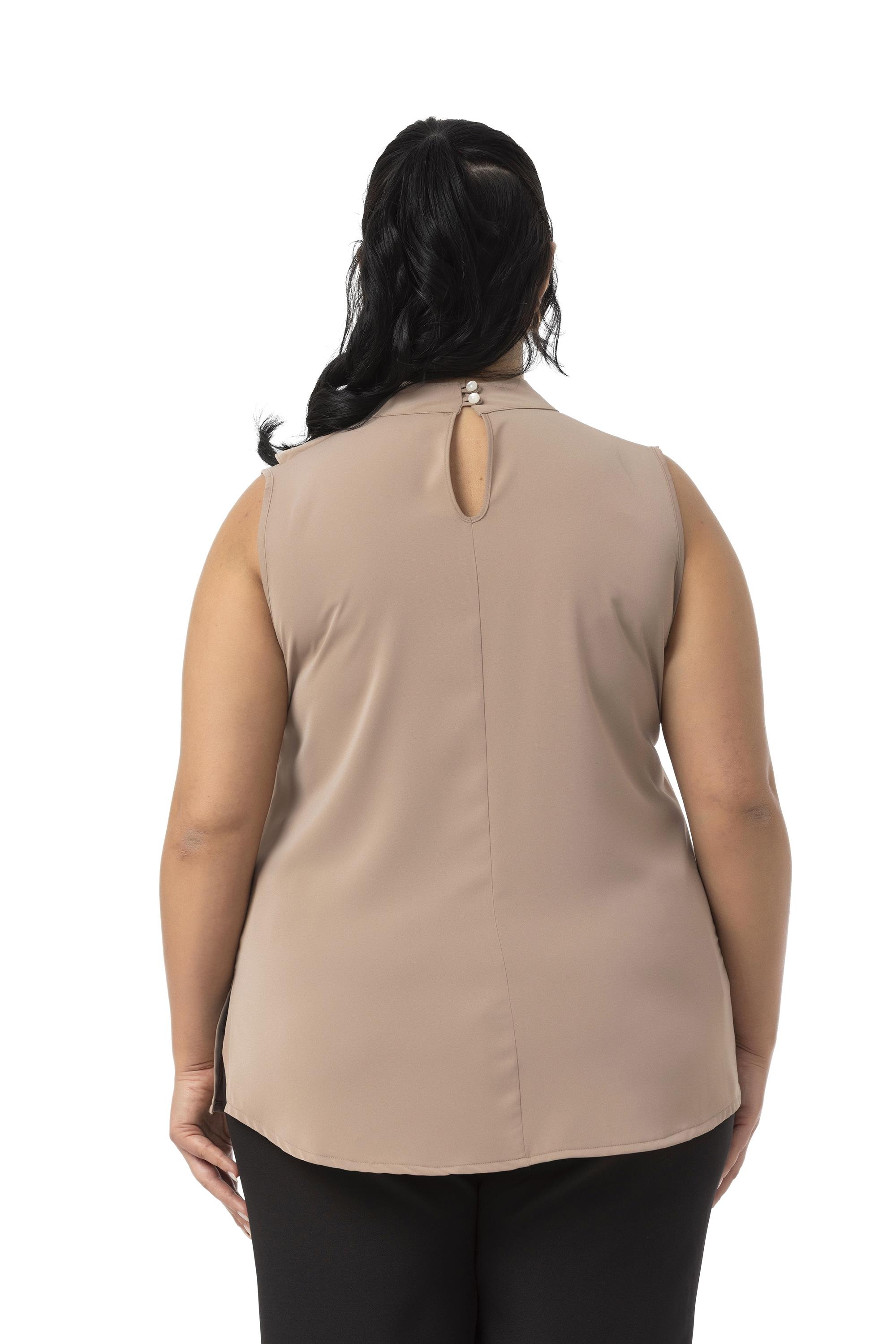 Büyük Beden Yarım Dik Yaka Asimetrik Volanlı Kolsuz Vizon Bluz