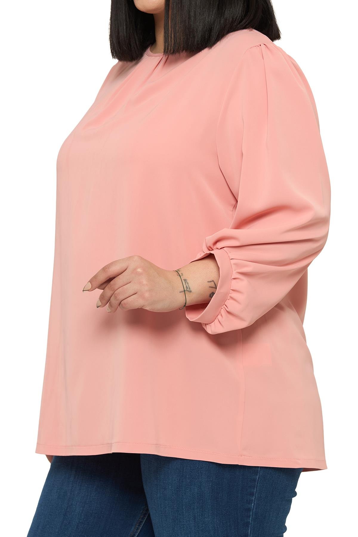Büyük Beden Yuvarlak Yaka Truvakar Büzgülü Kollu Rahat Kesim Pudra Bluz
