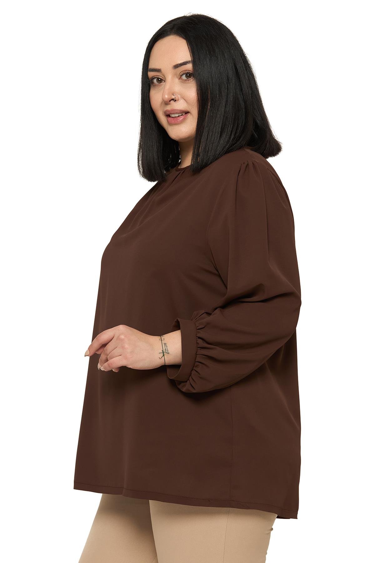 Büyük Beden Yuvarlak Yaka Truvakar Büzgülü Kollu Rahat Kesim Kahverengi Bluz