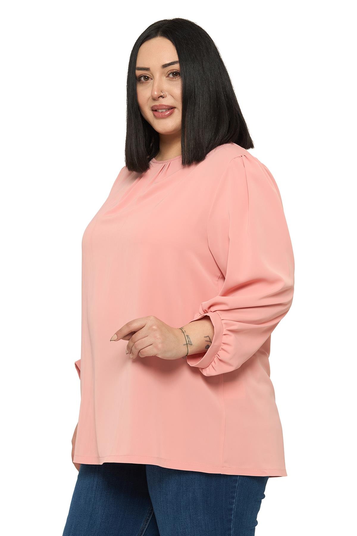 Büyük Beden Yuvarlak Yaka Truvakar Büzgülü Kollu Rahat Kesim Pudra Bluz