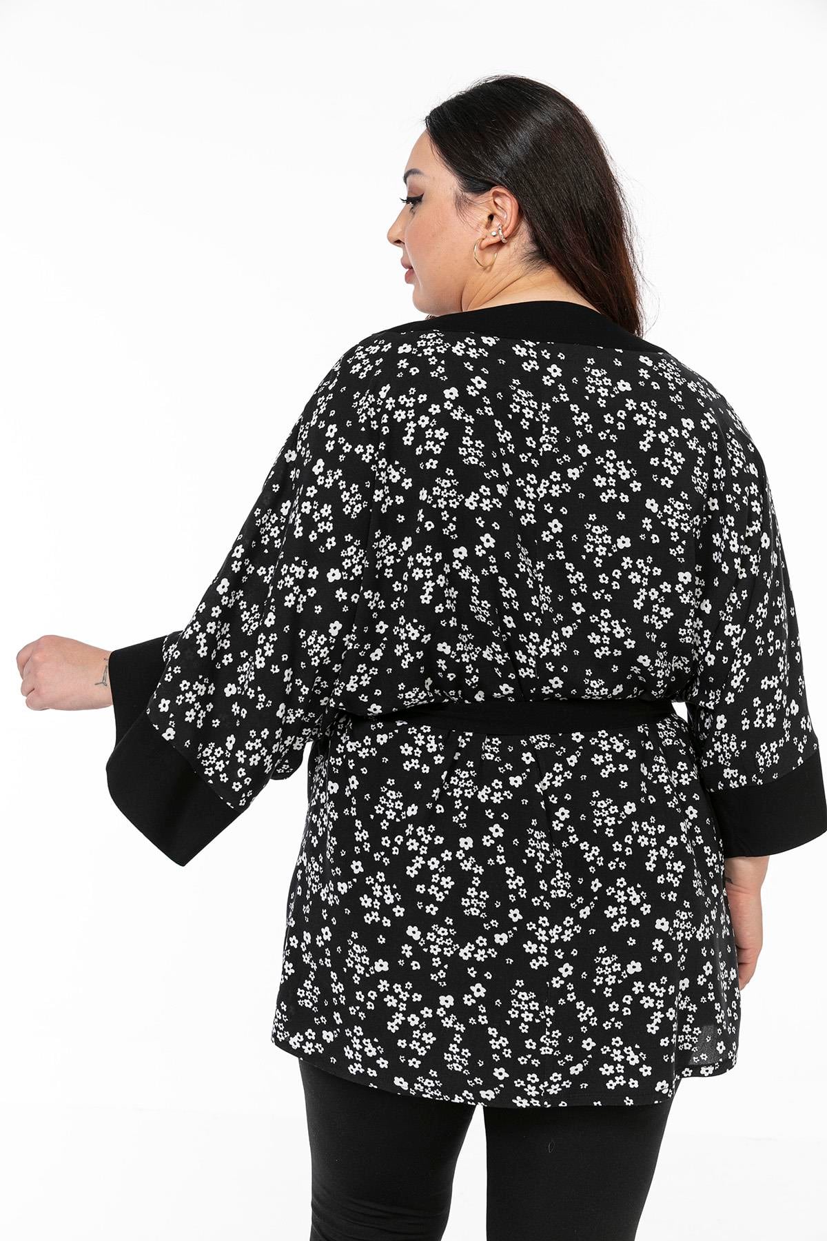 Önden Bağlamalı ve Düğmeli Kolları Geniş Küçük Çiçekli Siyah Beyaz Kimono
