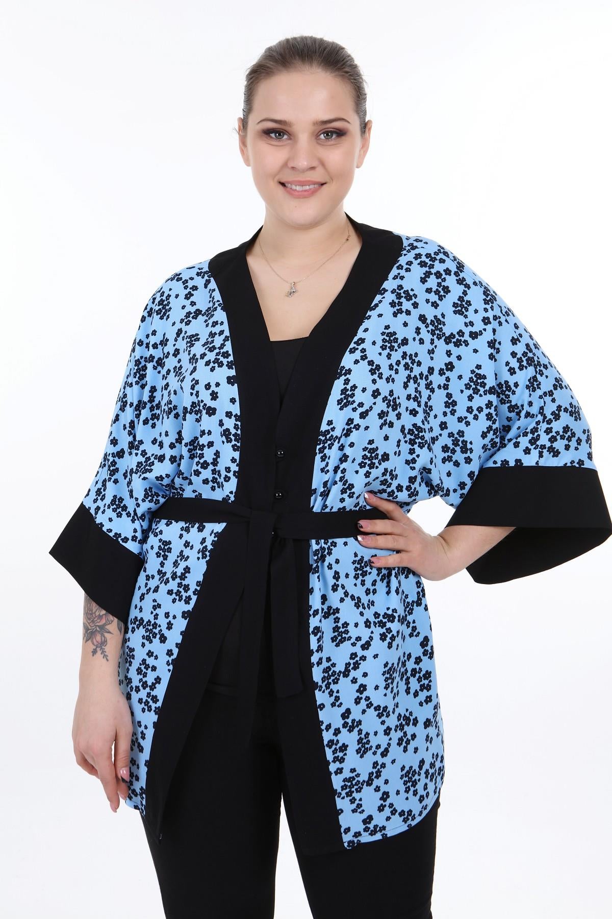 Önden Bağlamalı ve Düğmeli Kolları Geniş Küçük Çiçekli Mavi Kimono