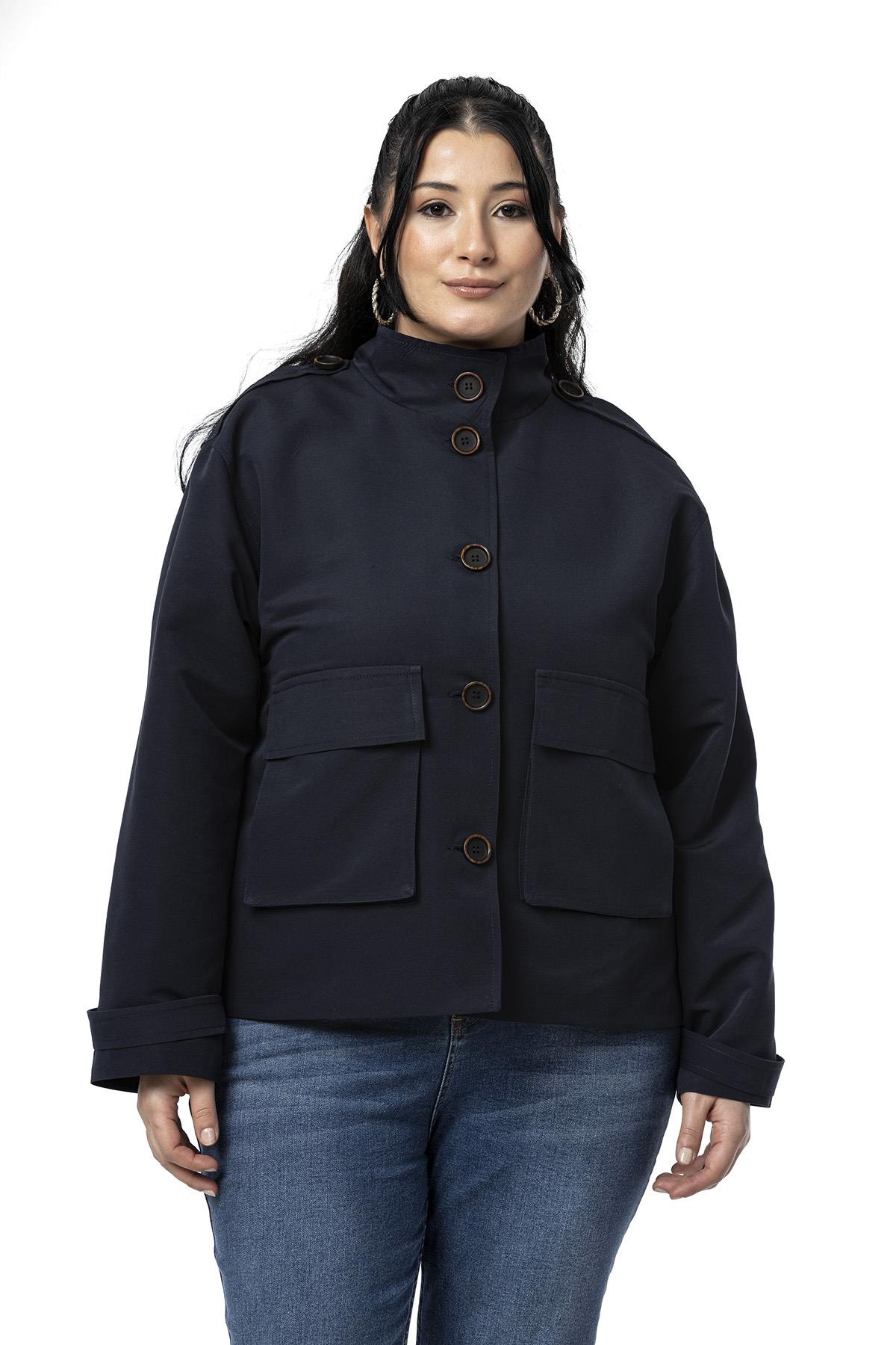 Büyük Beden Dik Yaka Kapaklı Torba Cepli Astarlı Kısa Lacivert Trençkot