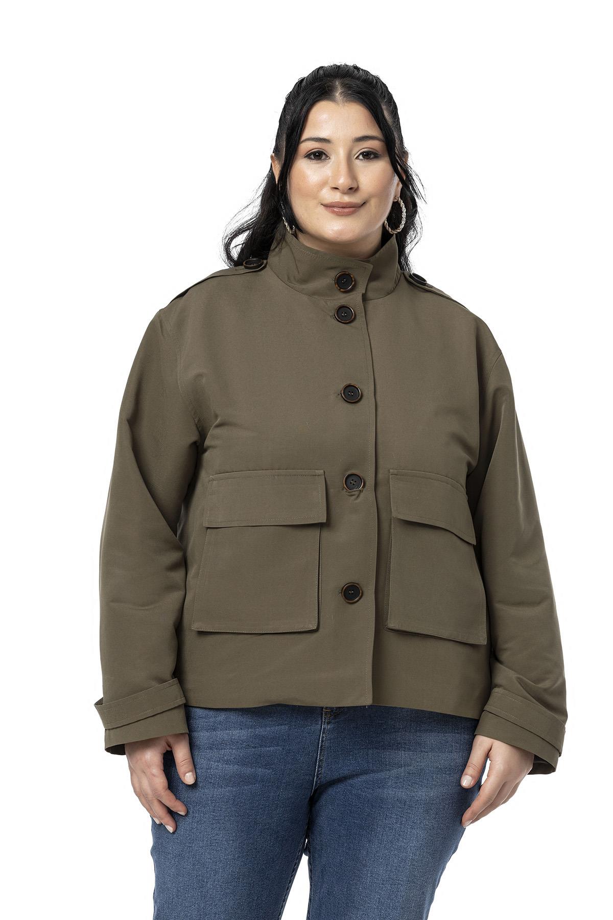 Büyük Beden Dik Yaka Kapaklı Torba Cepli Astarlı Kısa Haki Trençkot