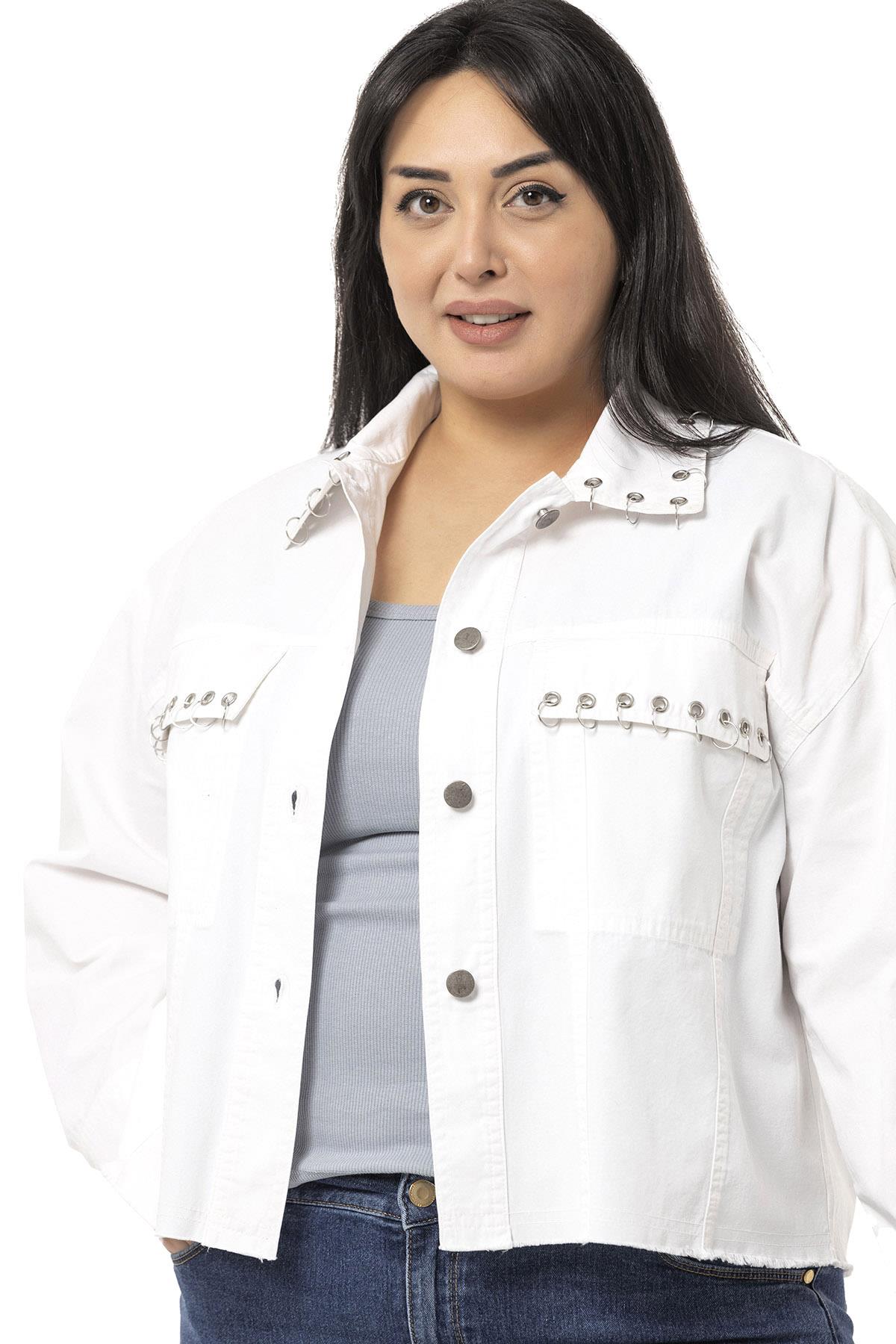 Büyük Beden Kapaklı Cepli Eteği Pis Dikişli Metal Aksesuarlı Beyaz Ceket