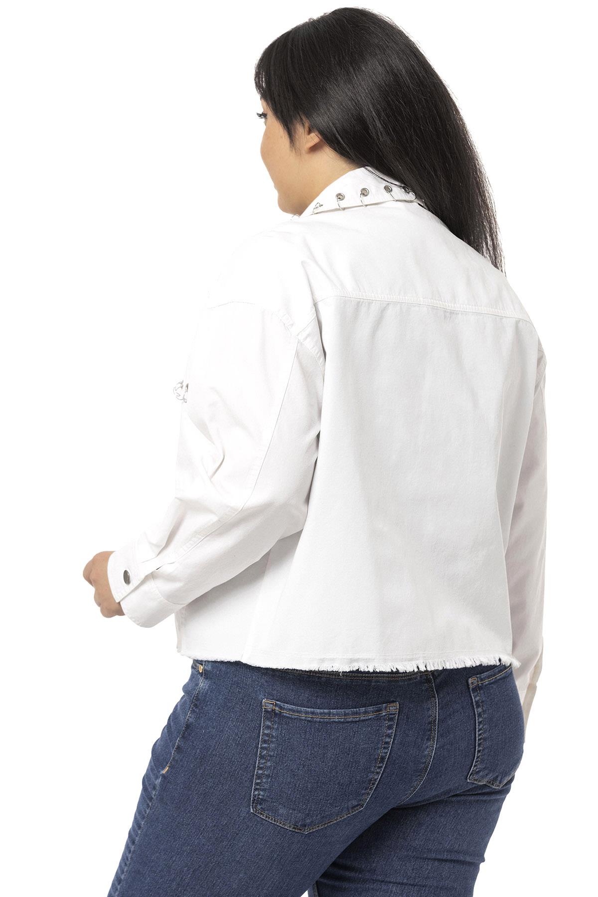 Büyük Beden Kapaklı Cepli Eteği Pis Dikişli Metal Aksesuarlı Beyaz Ceket