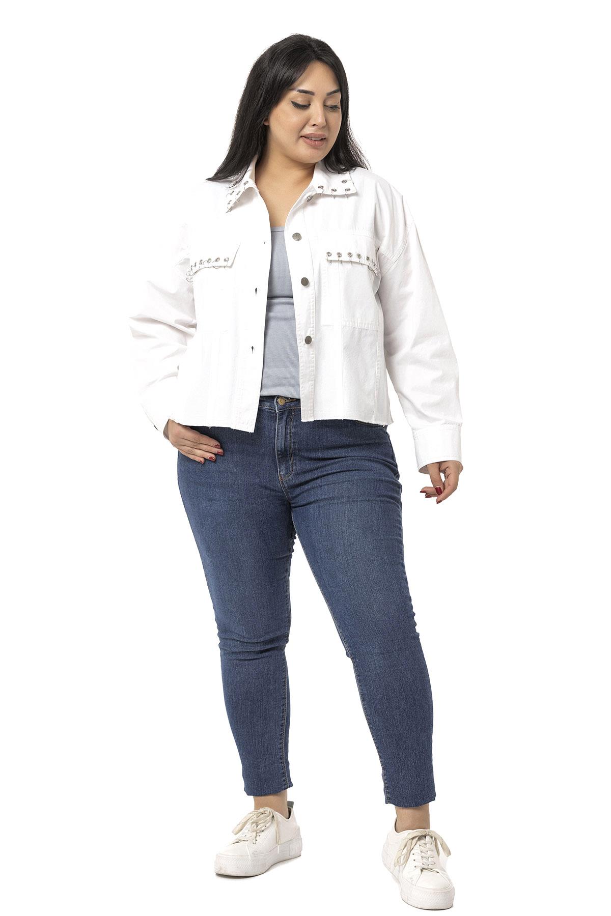 Büyük Beden Kapaklı Cepli Eteği Pis Dikişli Metal Aksesuarlı Beyaz Ceket