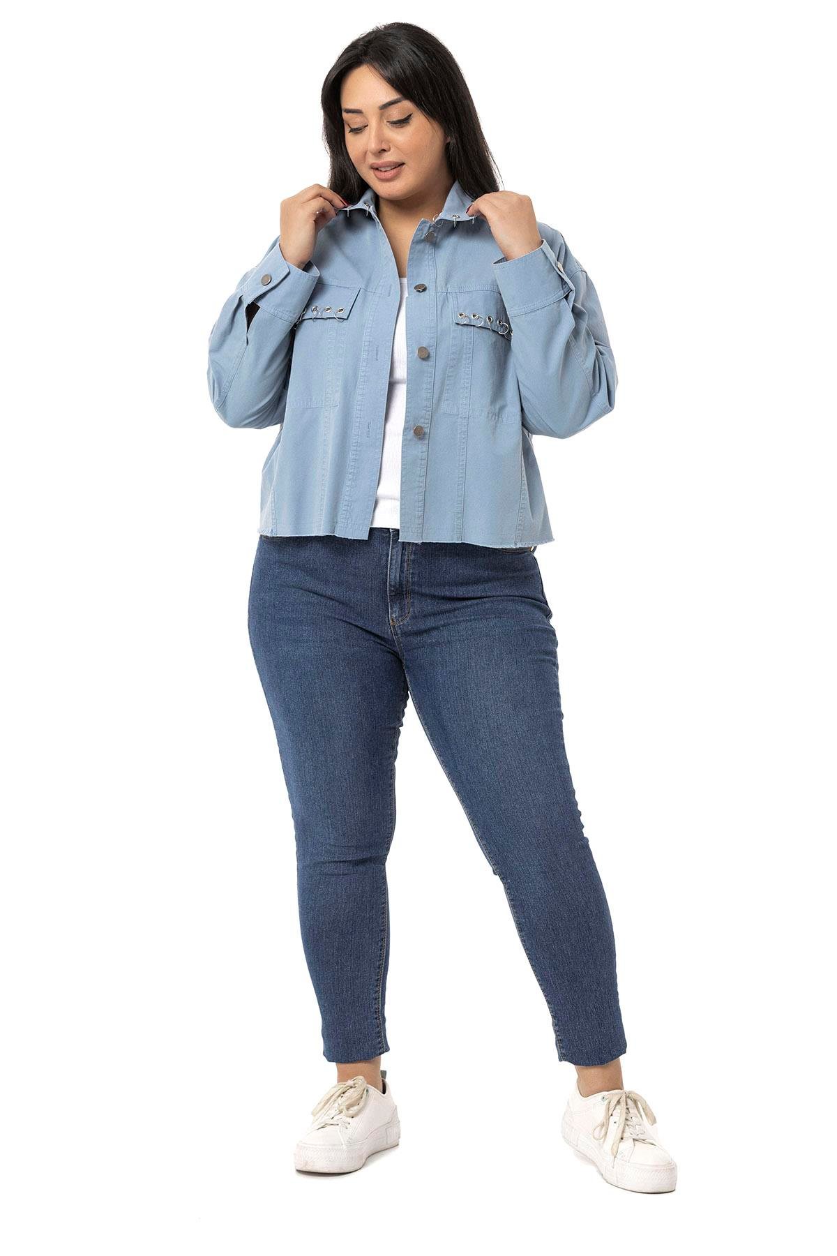 Büyük Beden Kapaklı Cepli Eteği Pis Dikişli Metal Aksesuarlı Mavi Ceket