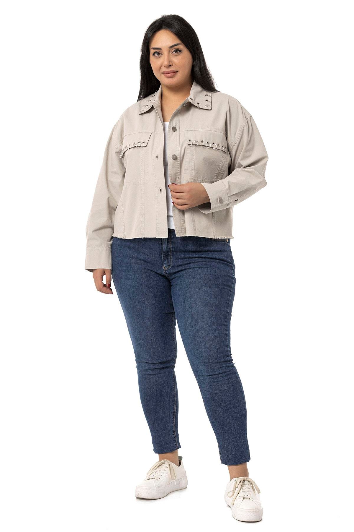 Büyük Beden Kapaklı Cepli Eteği Pis Dikişli Metal Aksesuarlı Taş Rengi Ceket