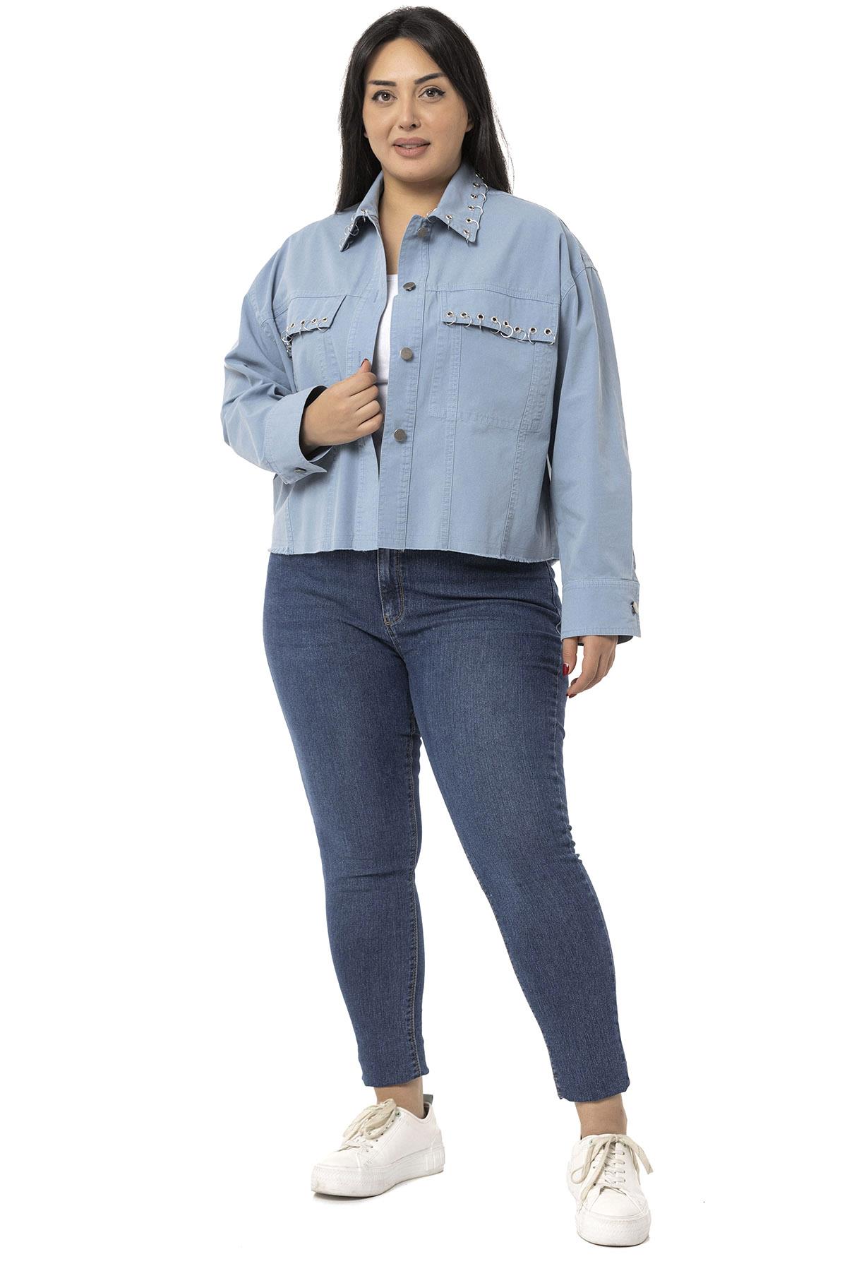 Büyük Beden Kapaklı Cepli Eteği Pis Dikişli Metal Aksesuarlı Mavi Ceket