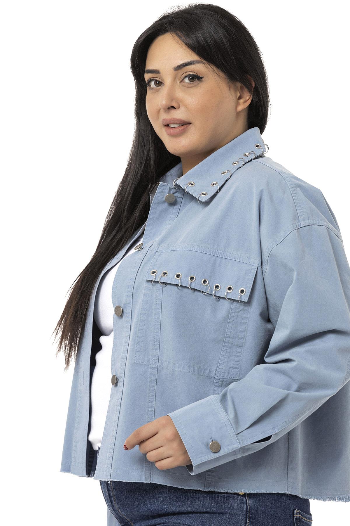 Büyük Beden Kapaklı Cepli Eteği Pis Dikişli Metal Aksesuarlı Mavi Ceket