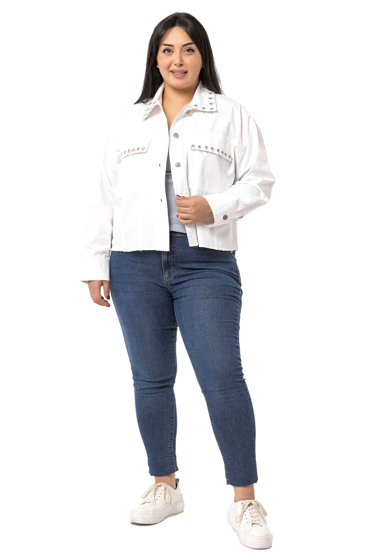 Büyük Beden Kapaklı Cepli Eteği Pis Dikişli Metal Aksesuarlı Beyaz Ceket