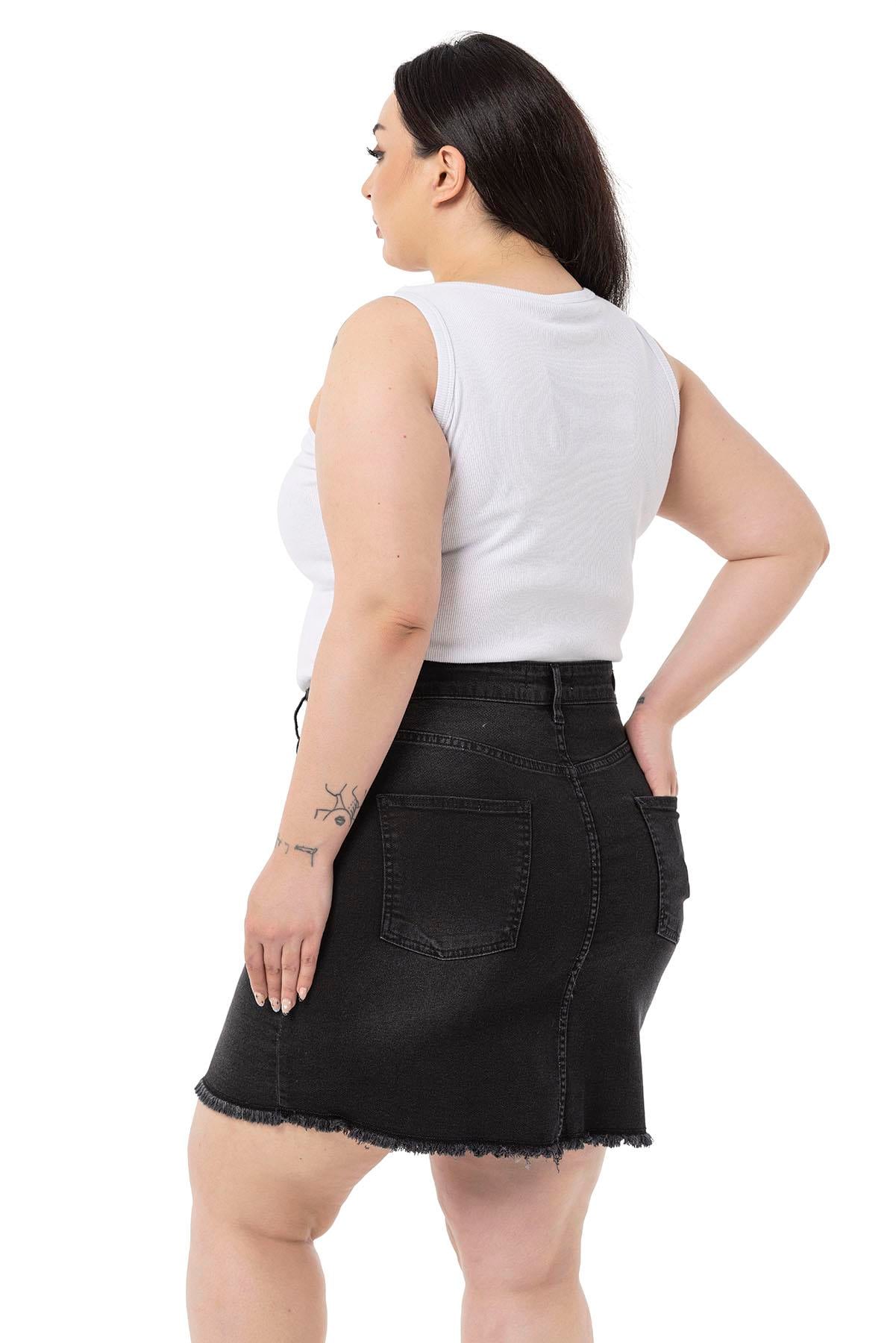 Büyük Beden Eteği Püsküllü Düğme Detaylı Siyah Denim Mini Etek