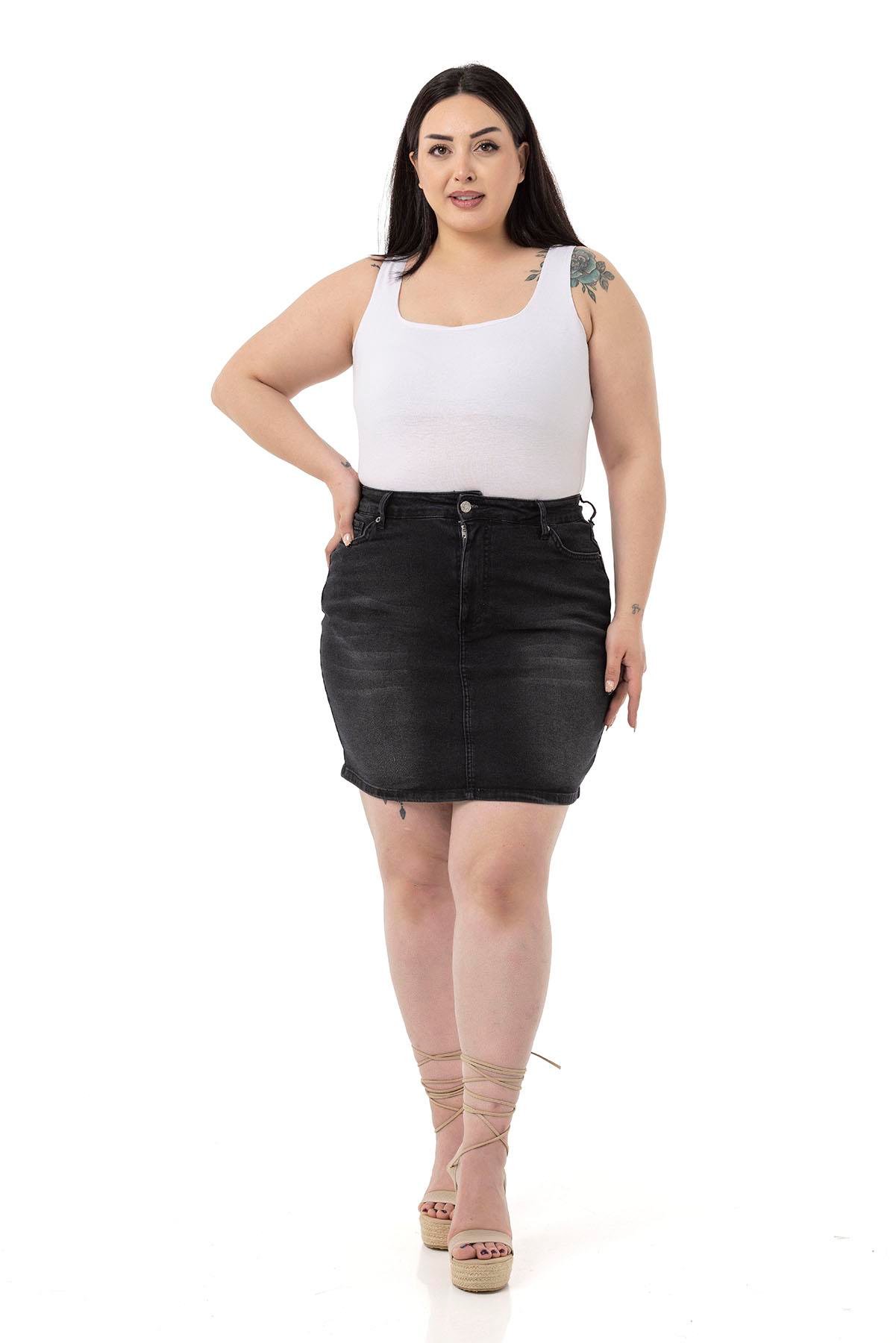 Büyük Beden Taşlama Detaylı Beş Cepli Siyah Mini Denim Etek