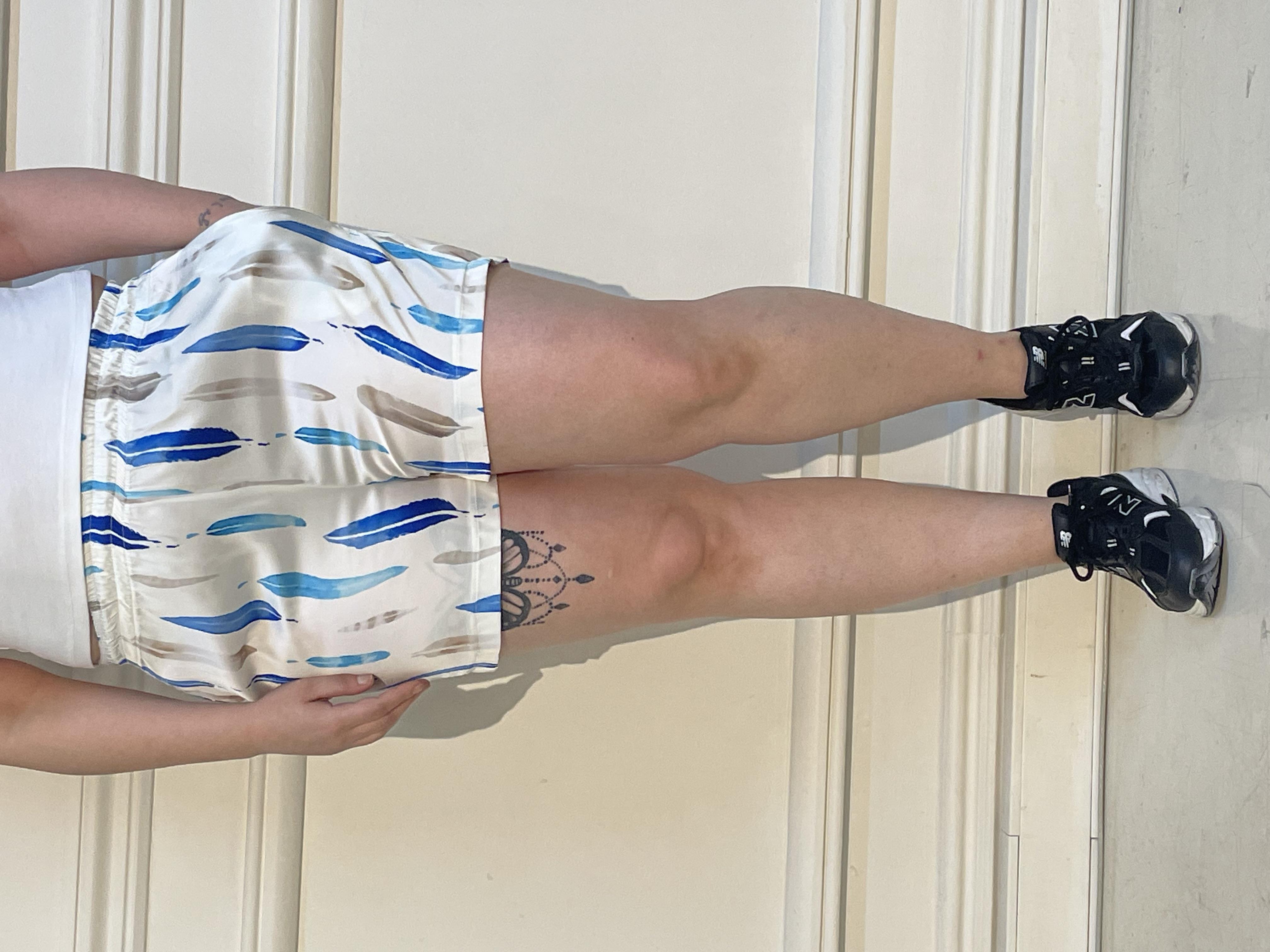 Disentis Modest Plus Size Elastic Waist Side Pocket Leaf Patterned Satin White Blue Shorts