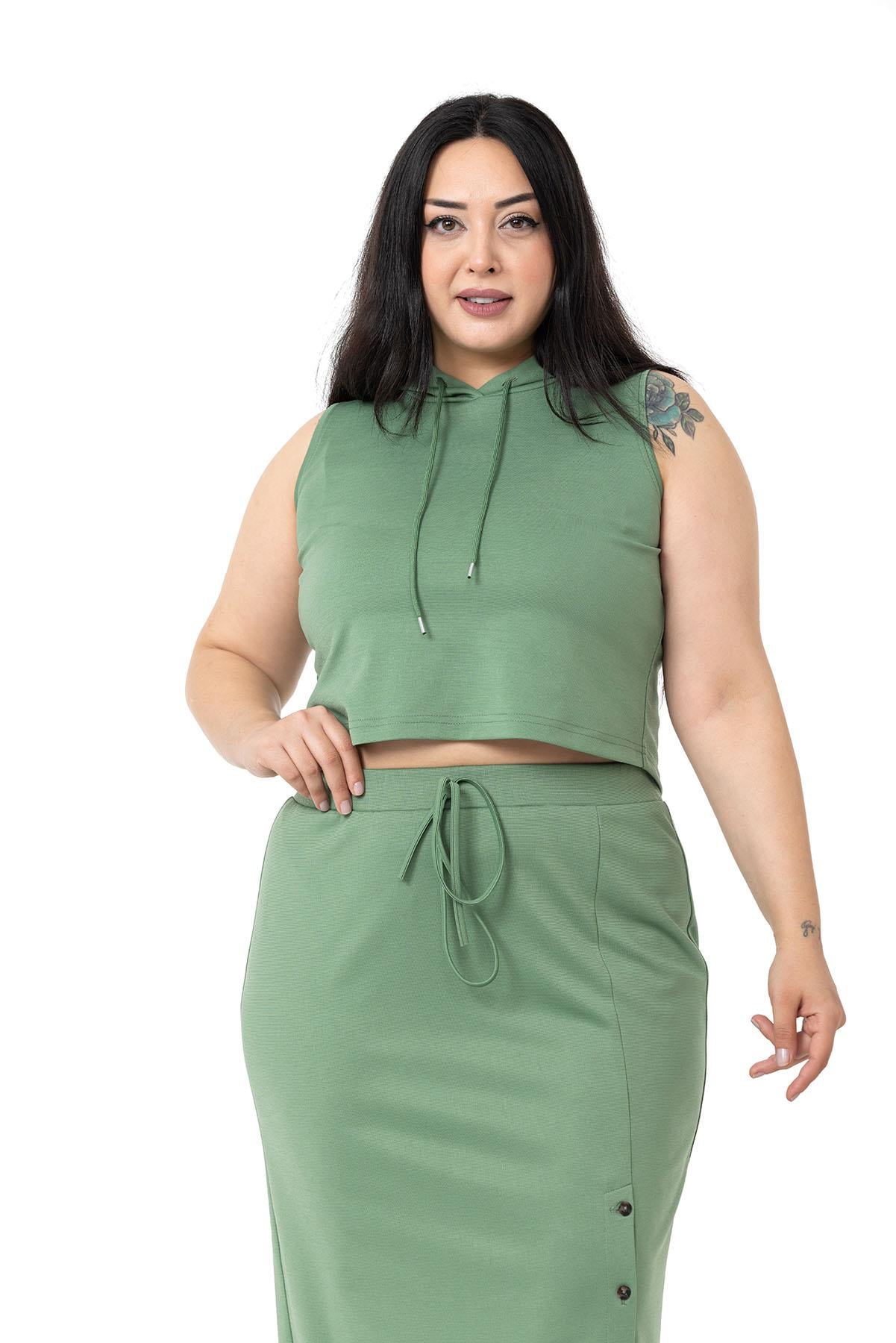 Büyük Beden Sıfır Kol Kapüşonlu Crop Bluz ve Maksi Boy Düğme Süslemeli Dar Etek Mint İkili Takım