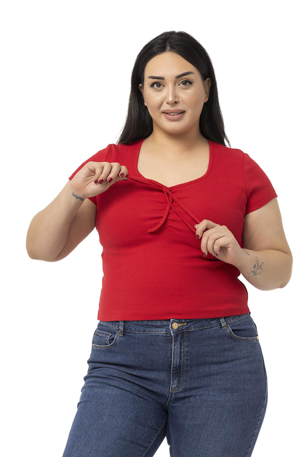 Büyük Beden Yarım Kollu Göğüste Bağcık Detaylı Kaşkorse Kırmızı Body