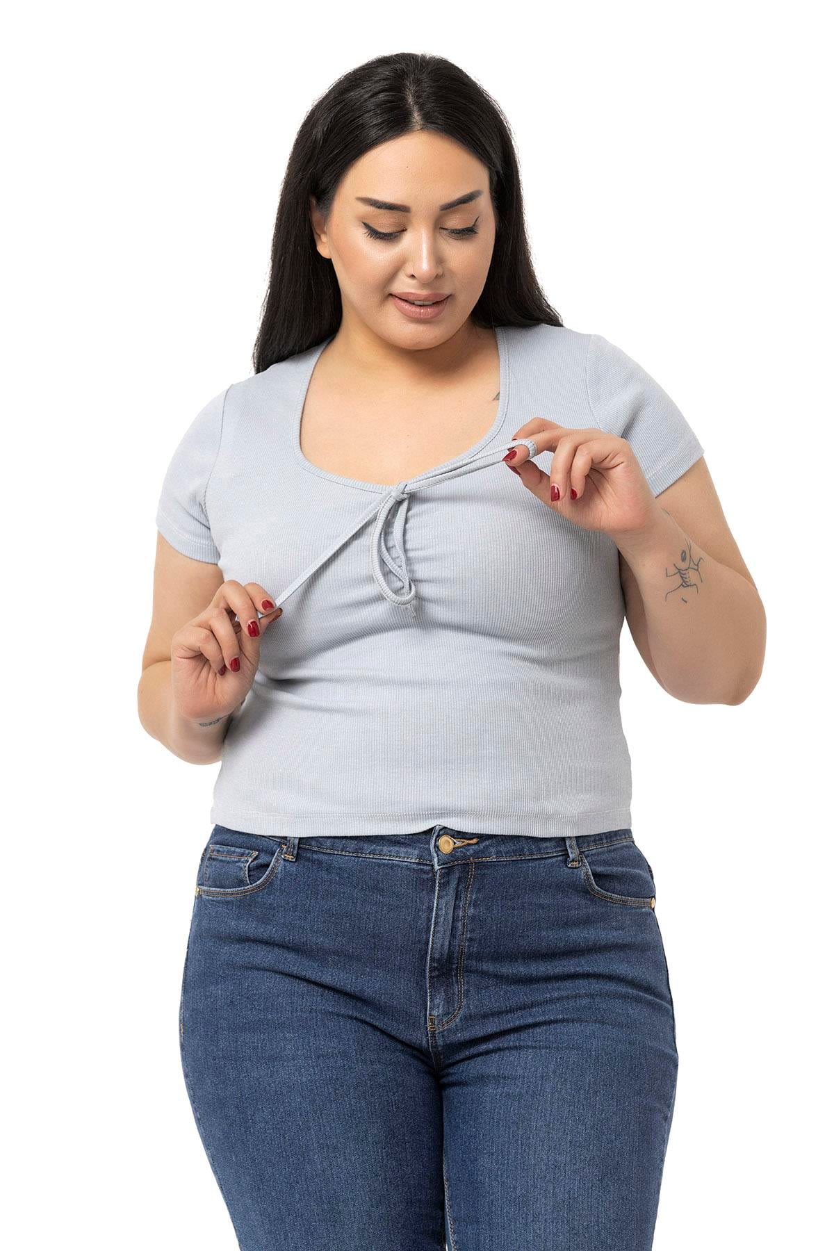 Büyük Beden Yarım Kollu Göğüste Bağcık Detaylı Kaşkorse Gri Body