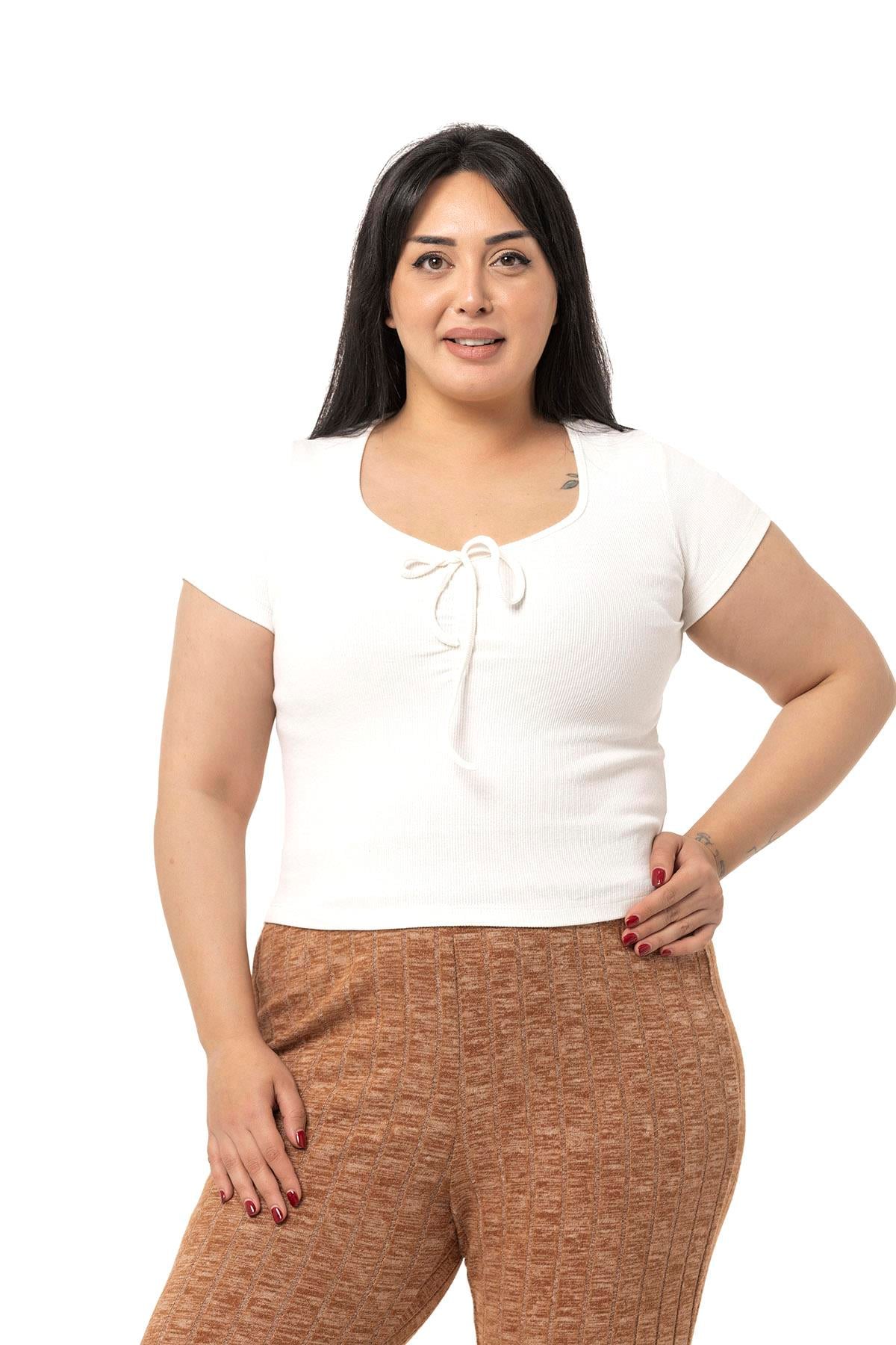 Büyük Beden Yarım Kollu Göğüste Bağcık Detaylı Kaşkorse Ekru Body