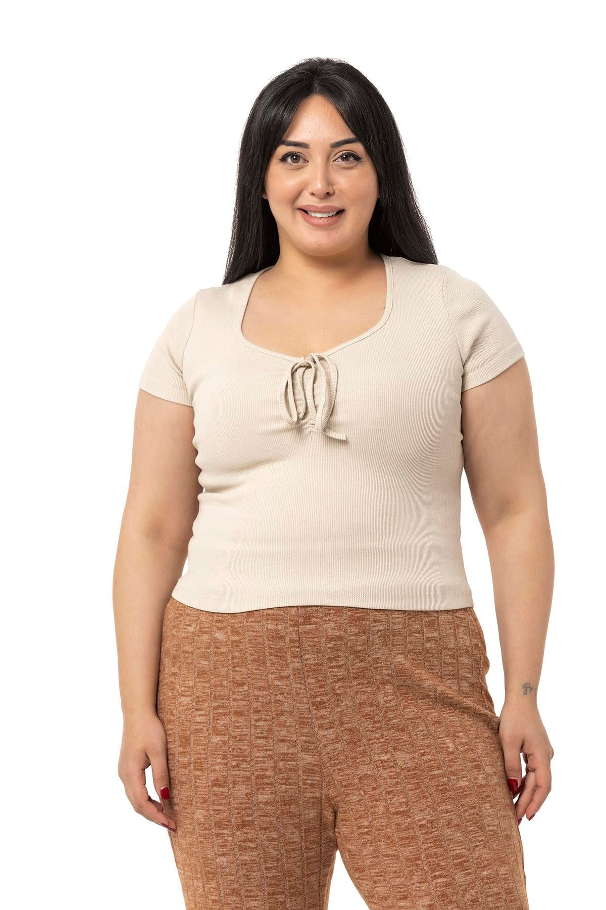Büyük Beden Yarım Kollu Göğüste Bağcık Detaylı Kaşkorse Bej Rengi Body