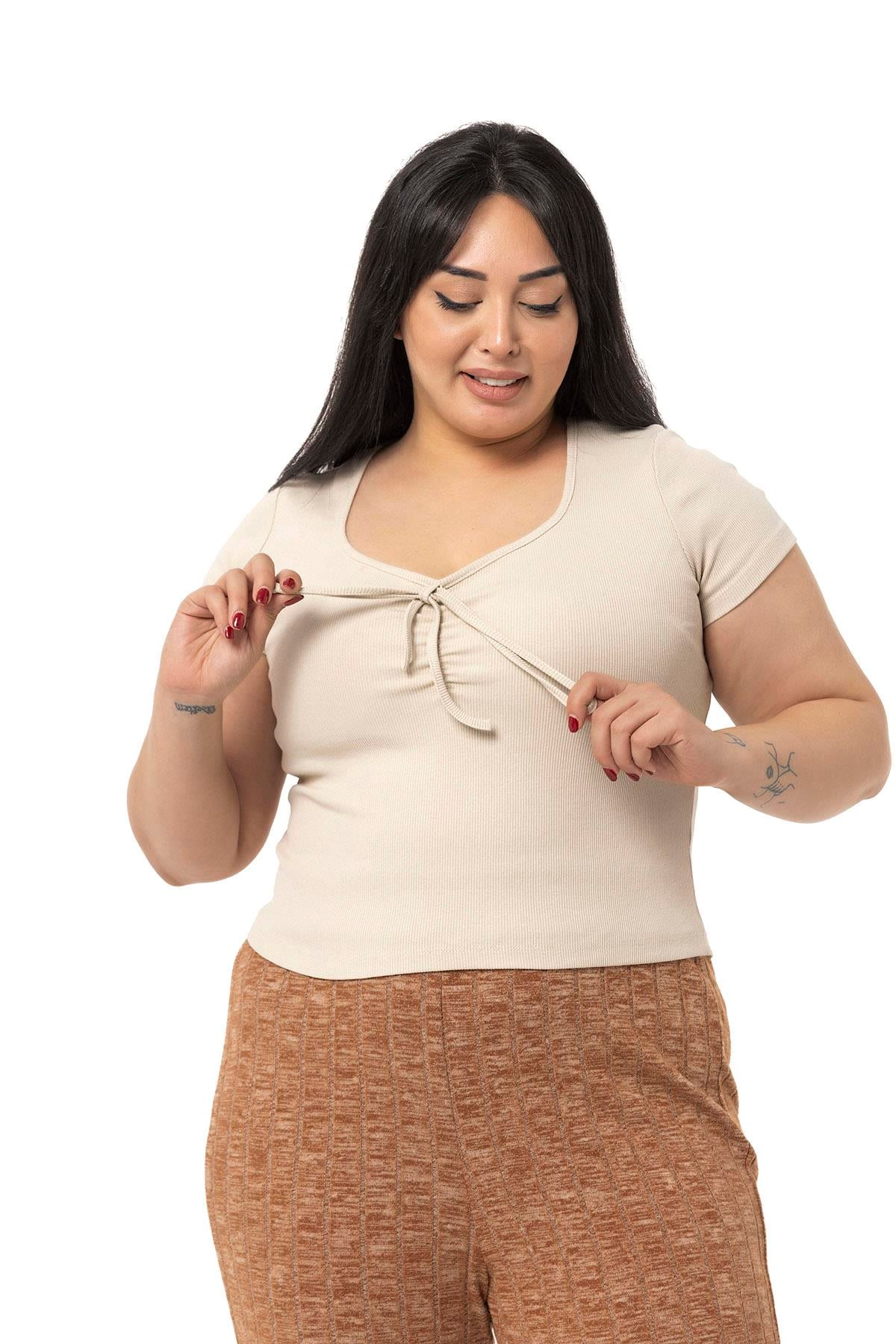 Büyük Beden Yarım Kollu Göğüste Bağcık Detaylı Kaşkorse Bej Rengi Body