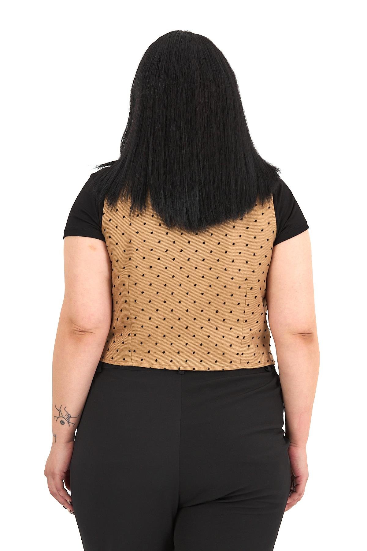 Büyük Beden Düğme Kapamalı Cep Kapaklı Astarlı Kısa Puanlı Bej Rengi Yelek