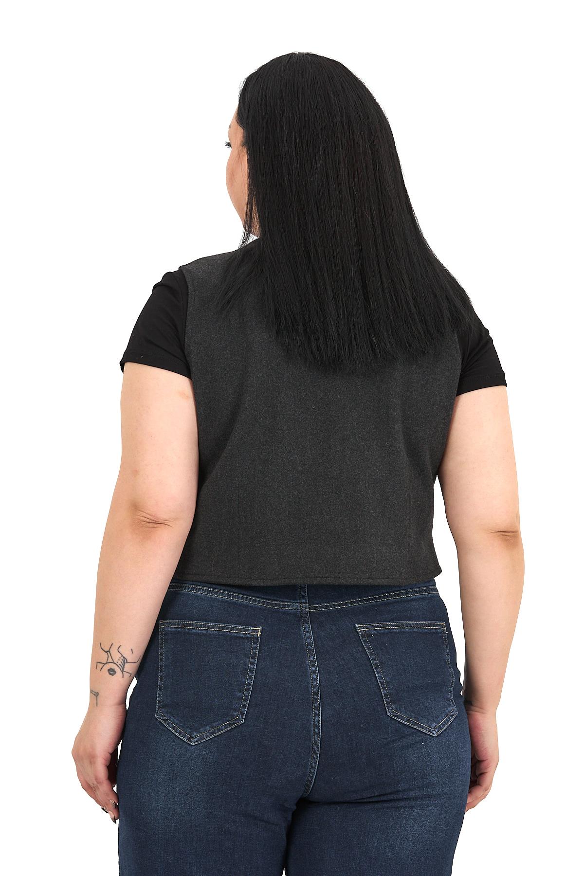 Büyük Beden Düğme Kapamalı Cep Kapaklı Astarlı Kısa Kaşe Koyu Gri Yelek