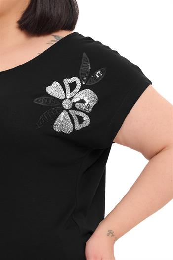 Büyük Beden Düşük Kısa Kollu Omuzda Papatya Desenli Siyah Bluz