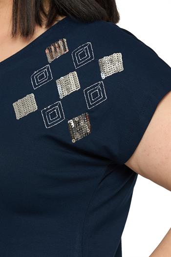 Büyük Beden Düşük Kısa Kollu Omuzda Baklava Desenli Lacivert Bluz