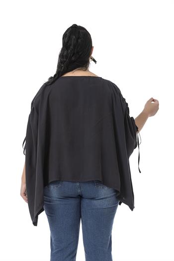 Büyük Beden Kolu Tünelli ve Büzgü Detaylı Cepli Siyah Panço Bluz