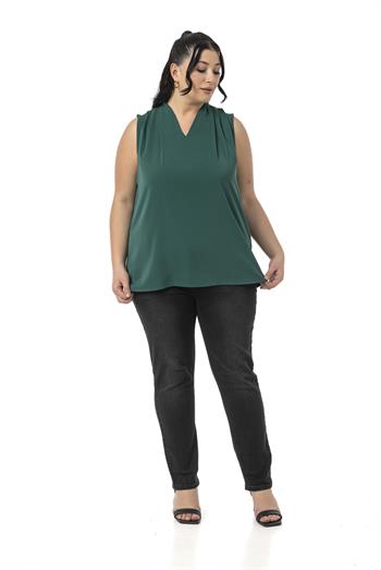 Büyük Beden Omzu Pile Detaylı V Yaka Kolsuz Zümrüt Yeşili Bluz