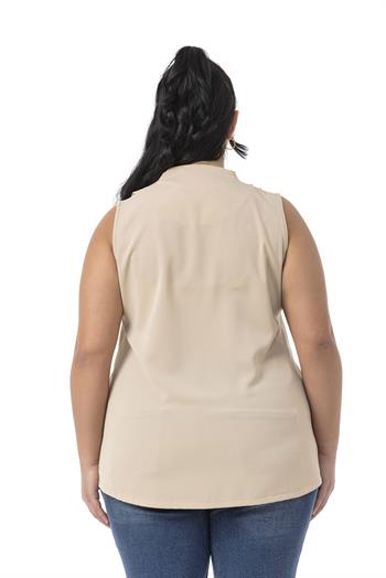 Büyük Beden Omzu Pile Detaylı V Yaka Kolsuz Bej Rengi Bluz