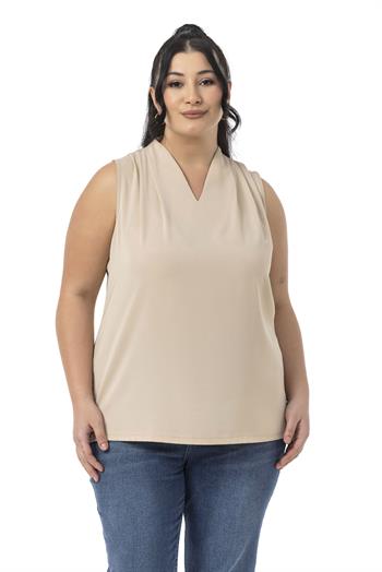 Büyük Beden Omzu Pile Detaylı V Yaka Kolsuz Bej Rengi Bluz