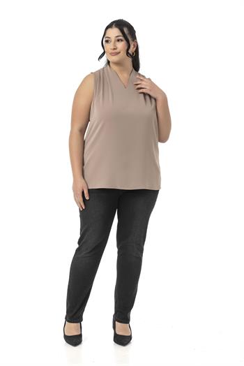 Büyük Beden Omzu Pile Detaylı V Yaka Kolsuz Vizon Bluz