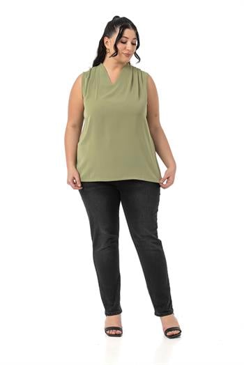 Büyük Beden Omzu Pile Detaylı V Yaka Kolsuz Fıstık Yeşili Bluz