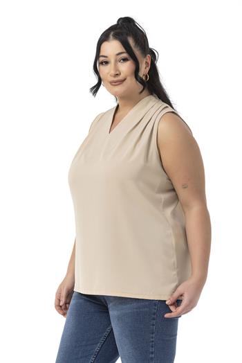 Büyük Beden Omzu Pile Detaylı V Yaka Kolsuz Bej Rengi Bluz