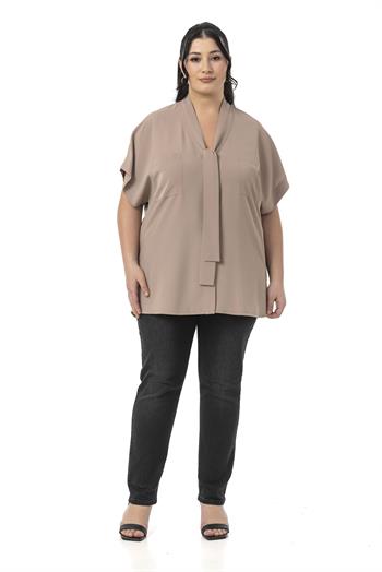 Büyük Beden Yakada Bağlama Detaylı Düşük Yarım Kollu Vizon Bluz